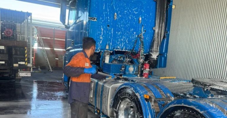 Read more about the article How to Select the Best Truck Wash Service in Rocklea